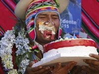 Morales embadurnado con su torta de cumpleaños

